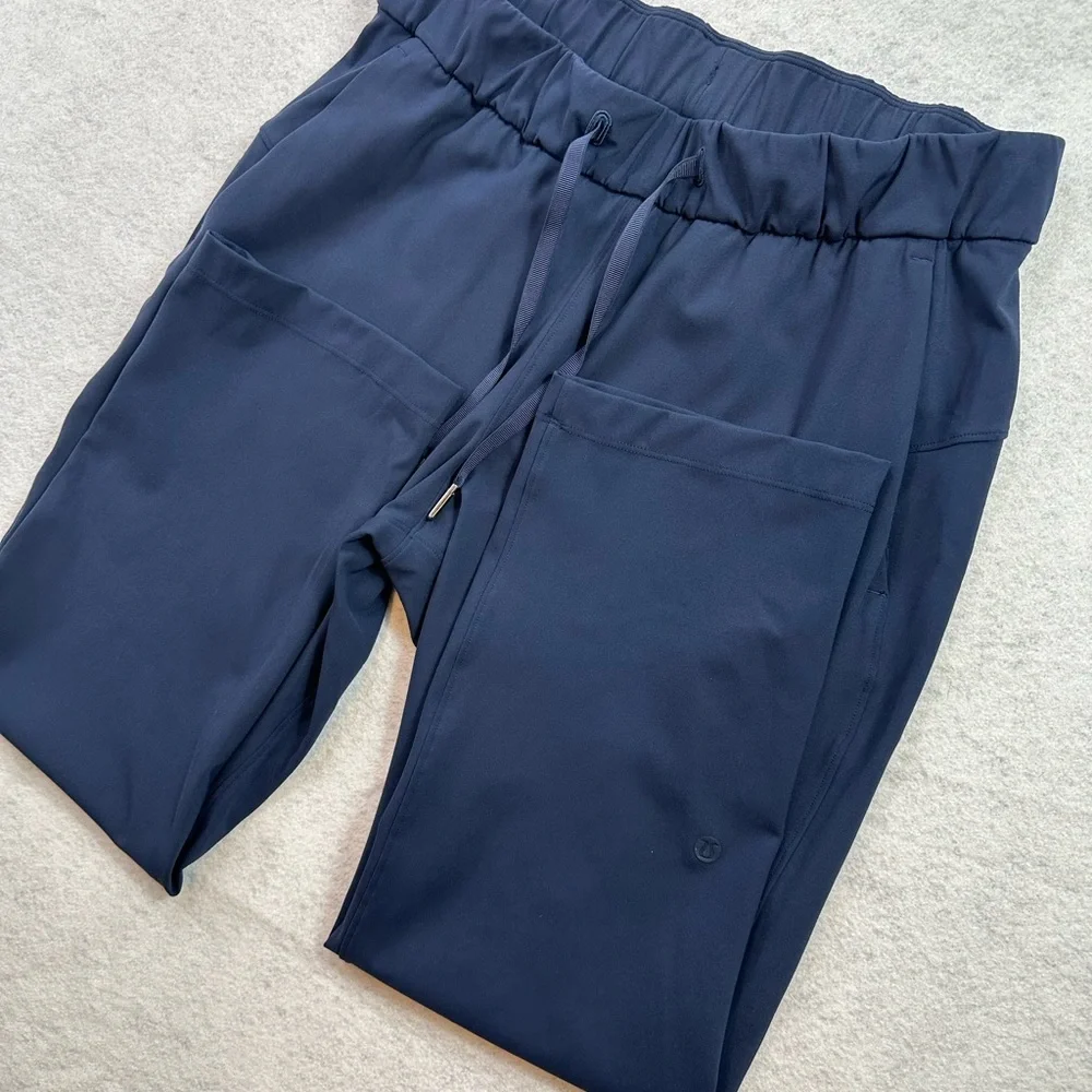 Lululemon On The Fly Crop True Navy Size 6